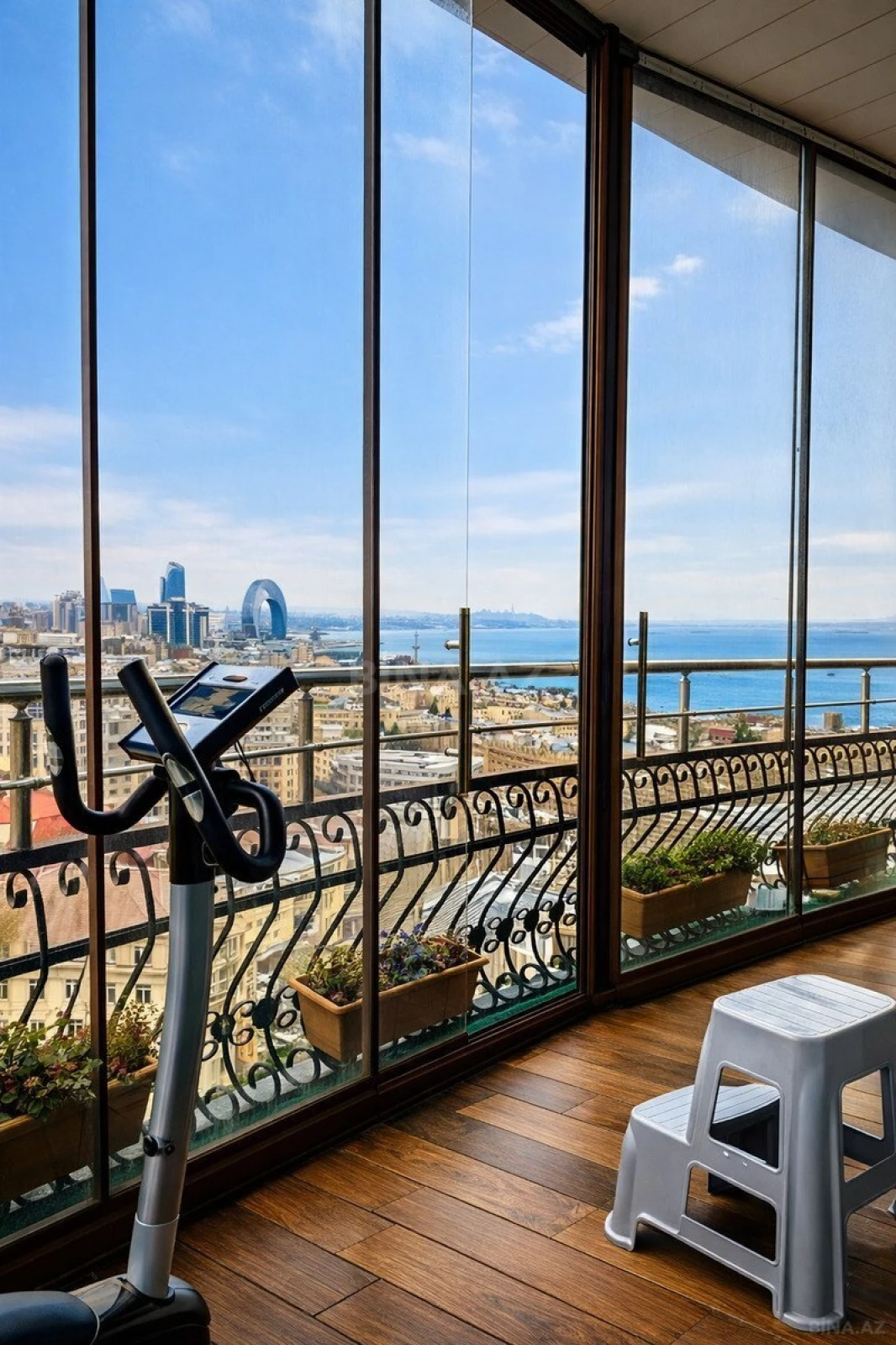 Satılır 4 otaqlı mənzil 240 m²