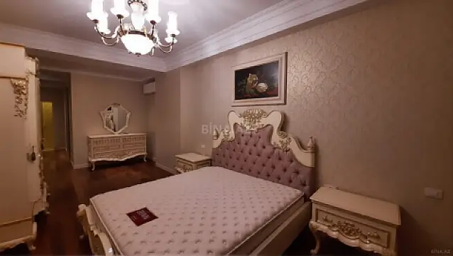 Satılır 5 otaqlı mənzil 500 m²