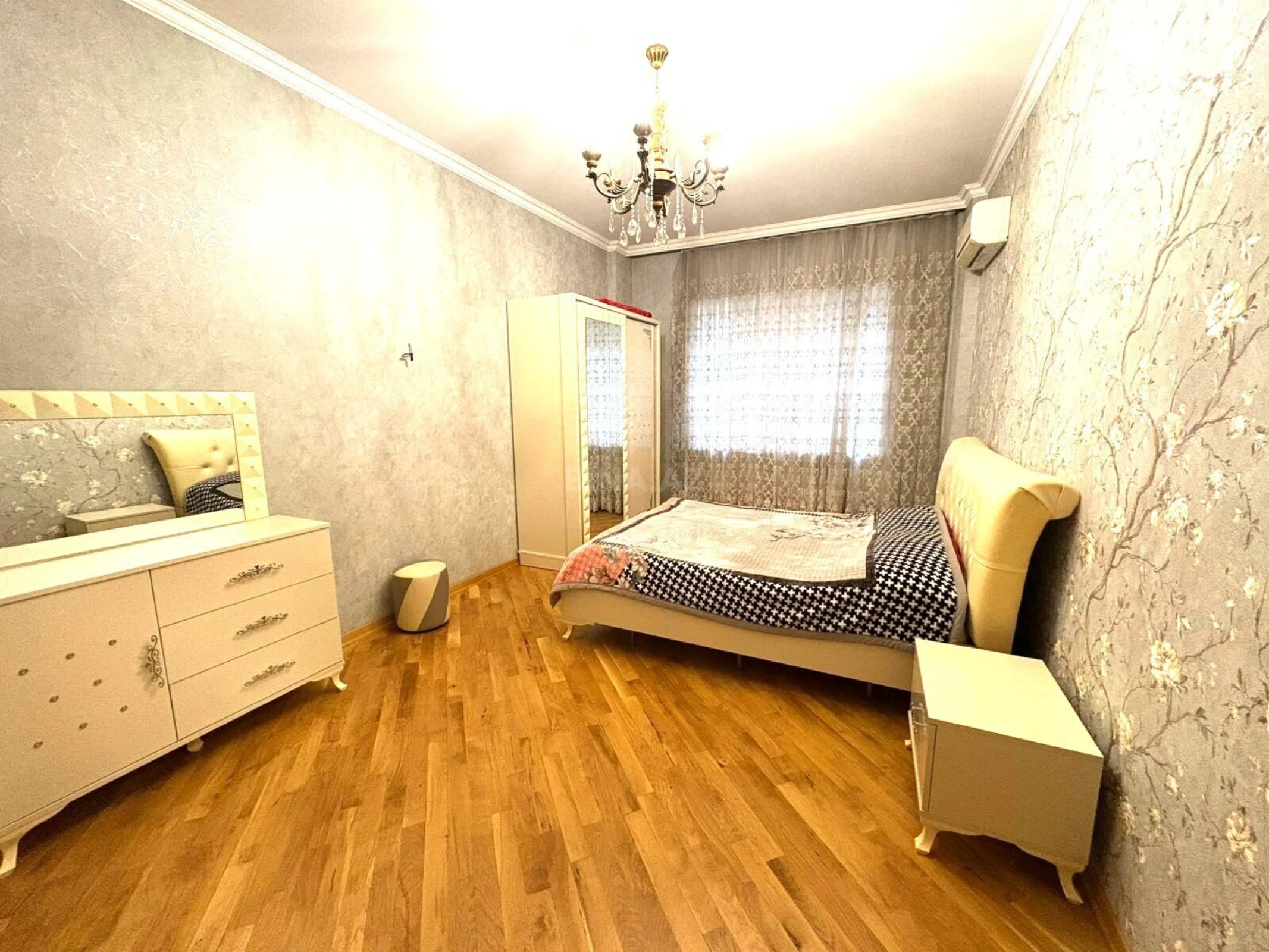 Satılır 4 otaqlı mənzil 224 m²