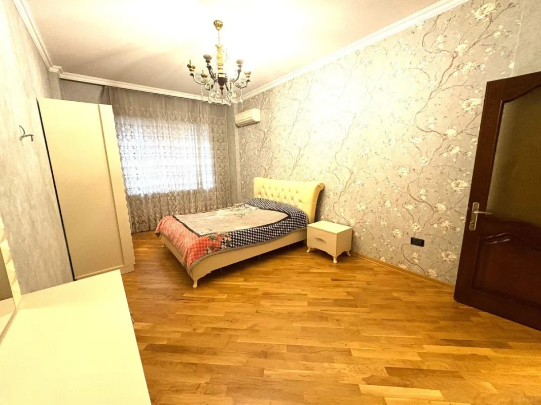 Satılır 4 otaqlı mənzil 224 m²