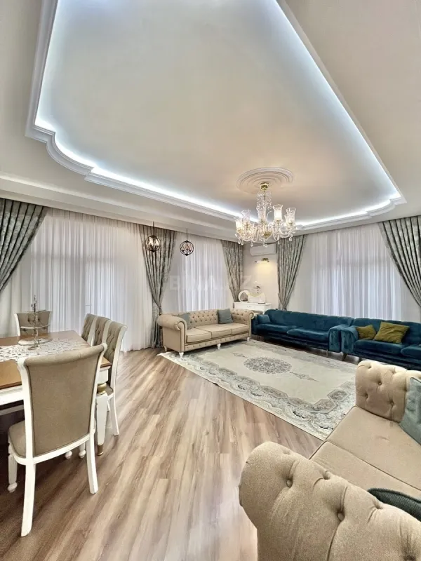 Satılır 4 otaqlı mənzil 180 m²