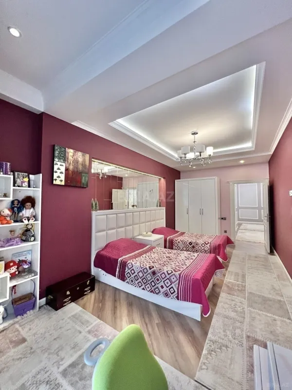 Satılır 4 otaqlı mənzil 180 m²