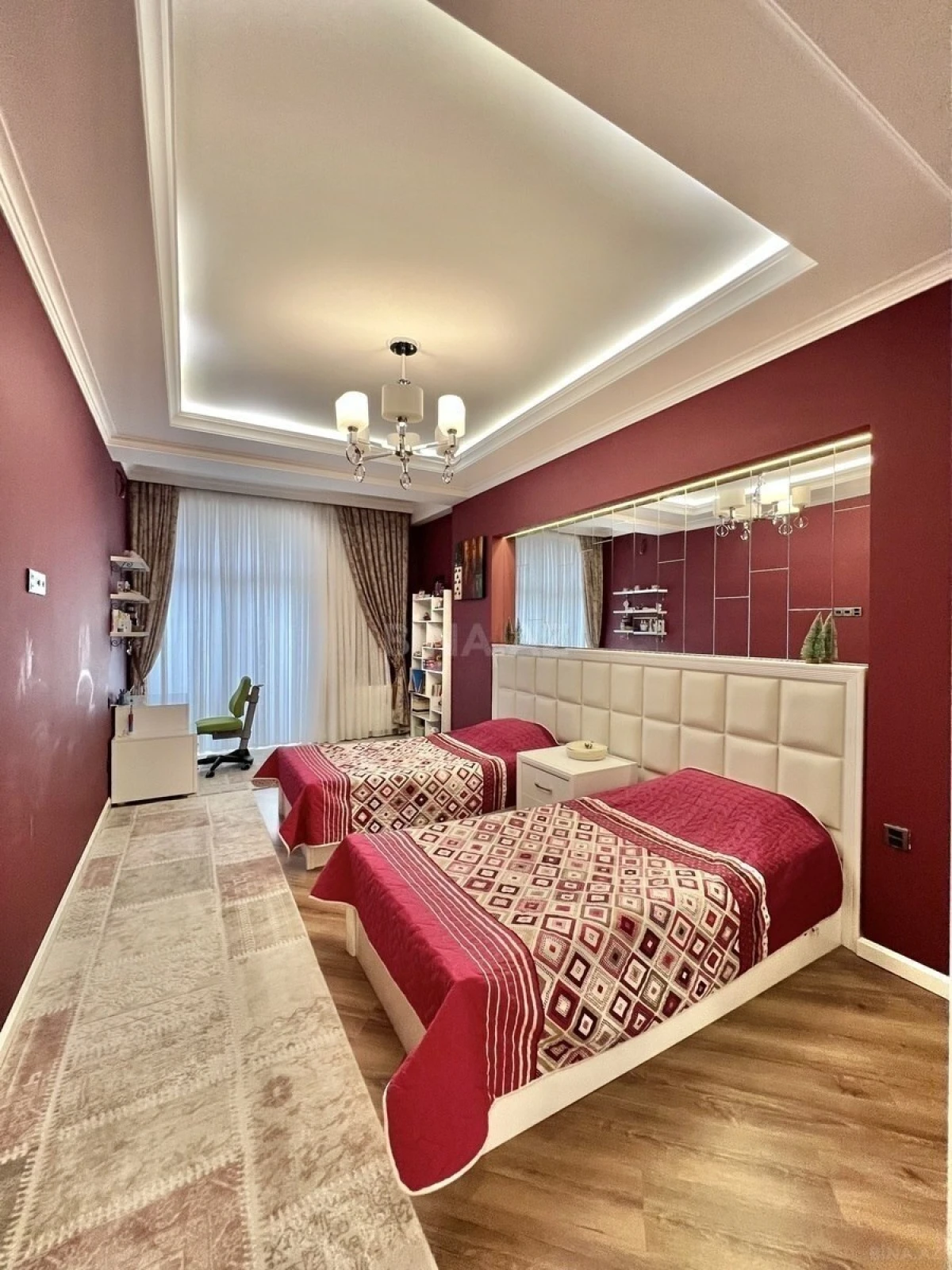Satılır 4 otaqlı mənzil 180 m²