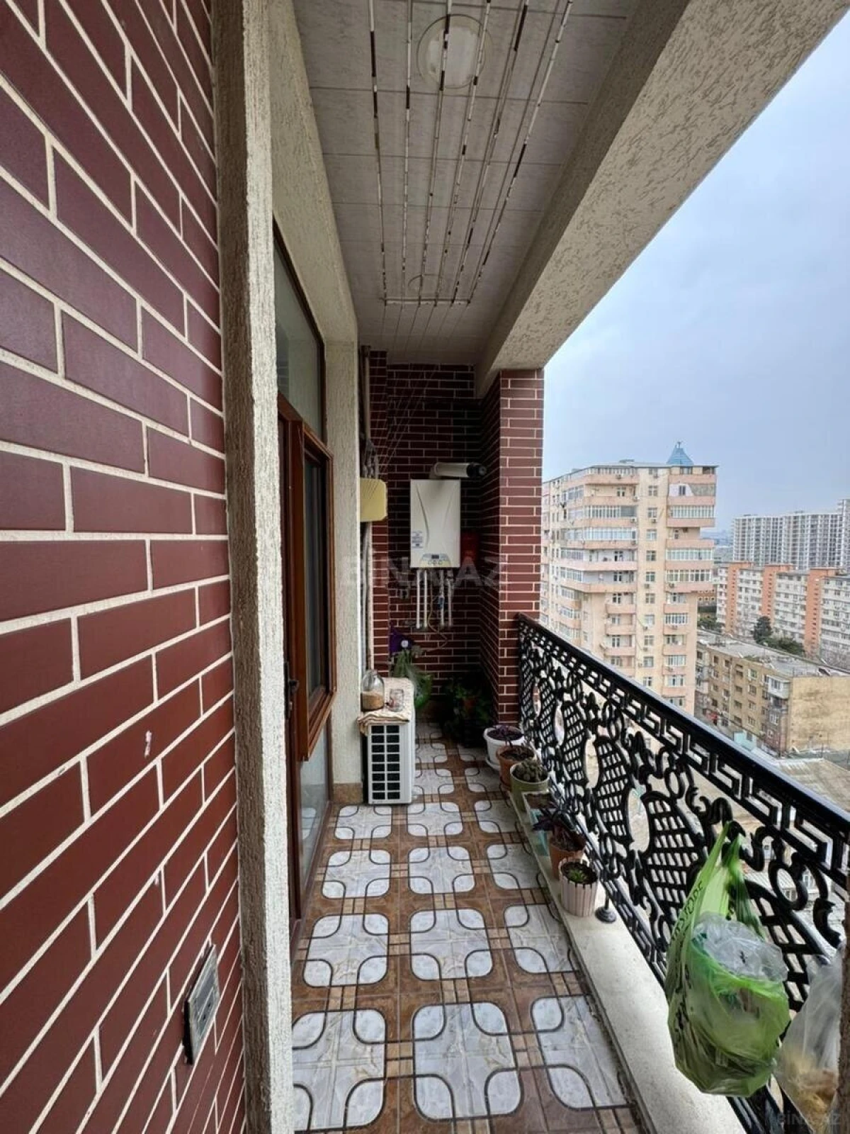 Satılır 4 otaqlı mənzil 180 m²