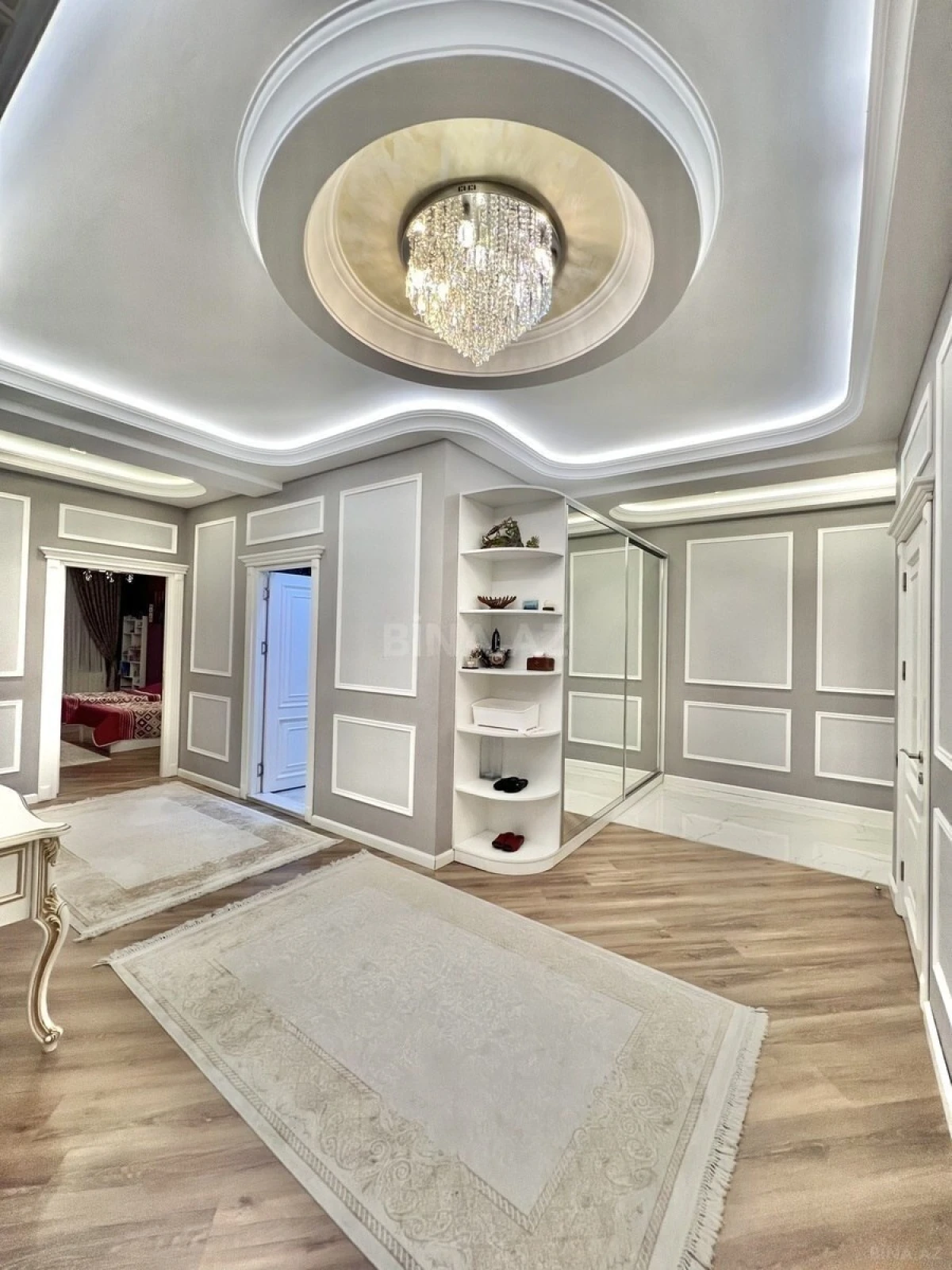 Satılır 4 otaqlı mənzil 180 m²