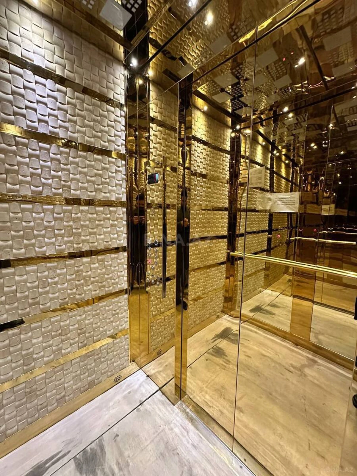 Satılır 5 otaqlı mənzil 261 m²