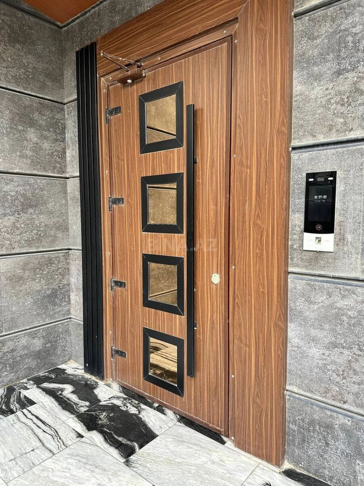 Satılır 5 otaqlı mənzil 261 m²