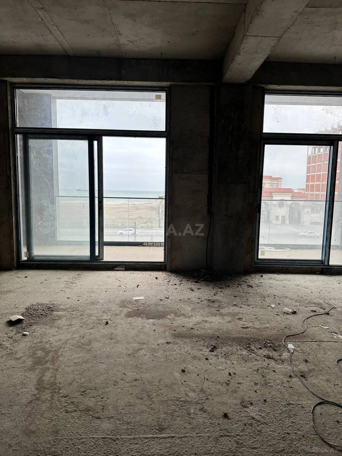 Satılır 5 otaqlı mənzil 261 m²