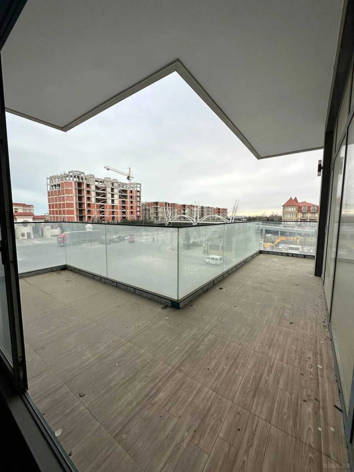 Satılır 5 otaqlı mənzil 261 m²