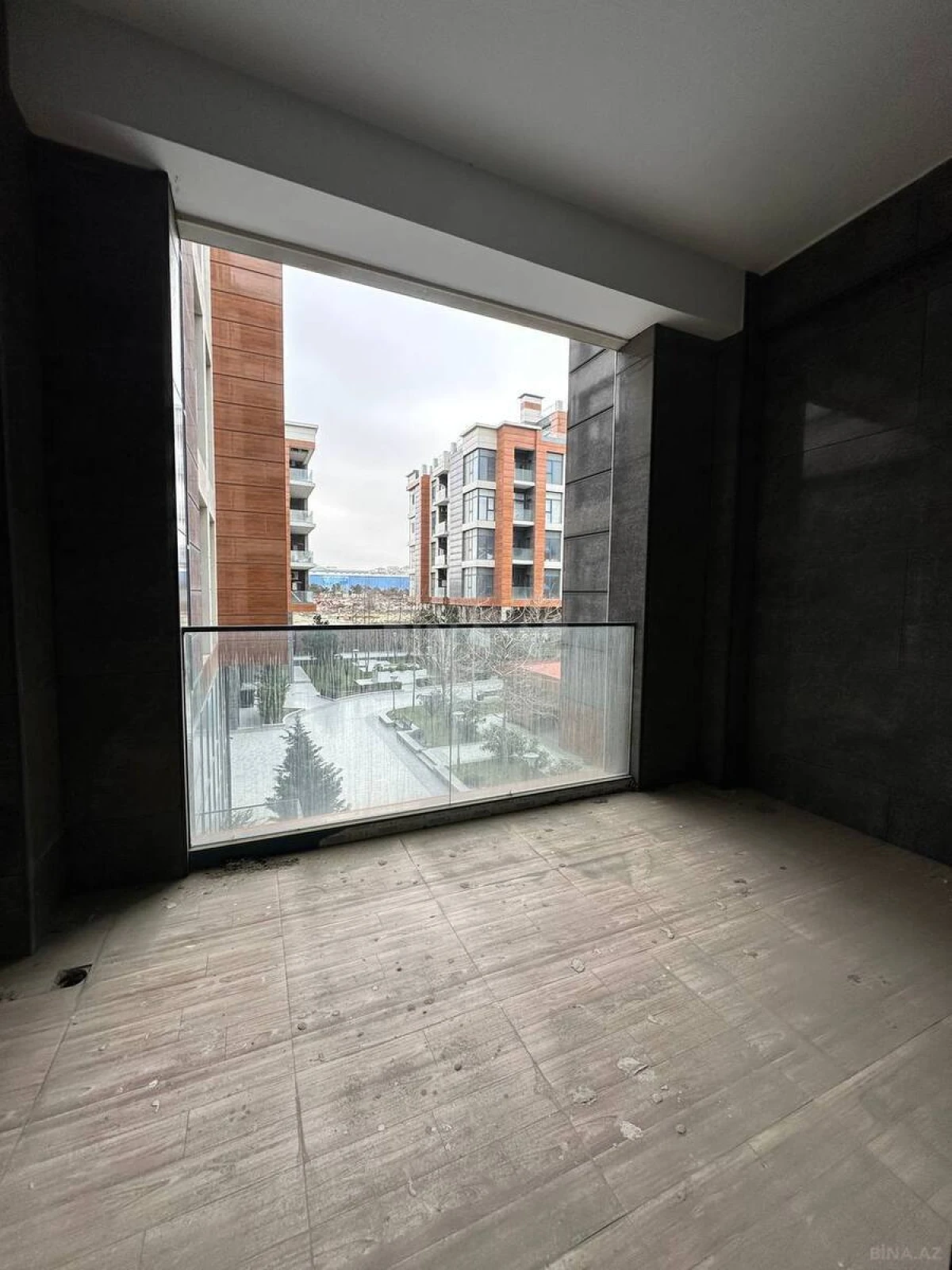 Satılır 5 otaqlı mənzil 261 m²