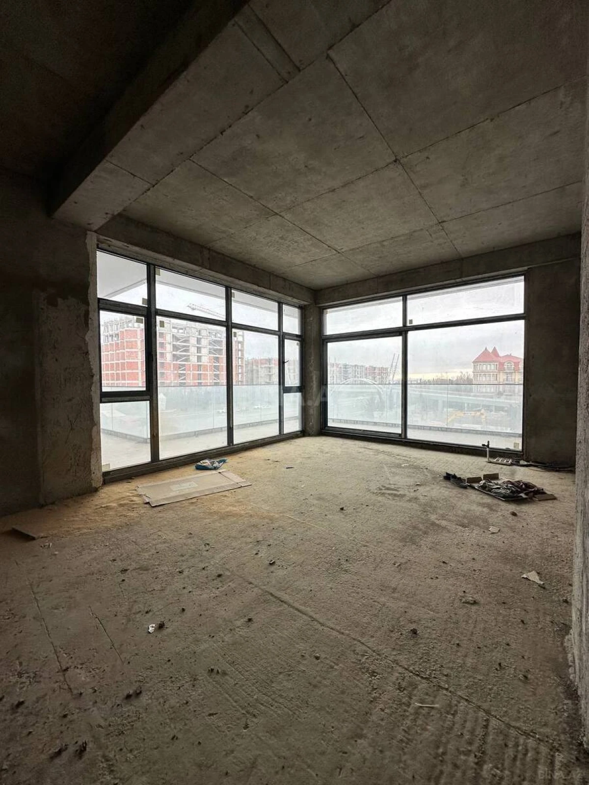 Satılır 5 otaqlı mənzil 261 m²