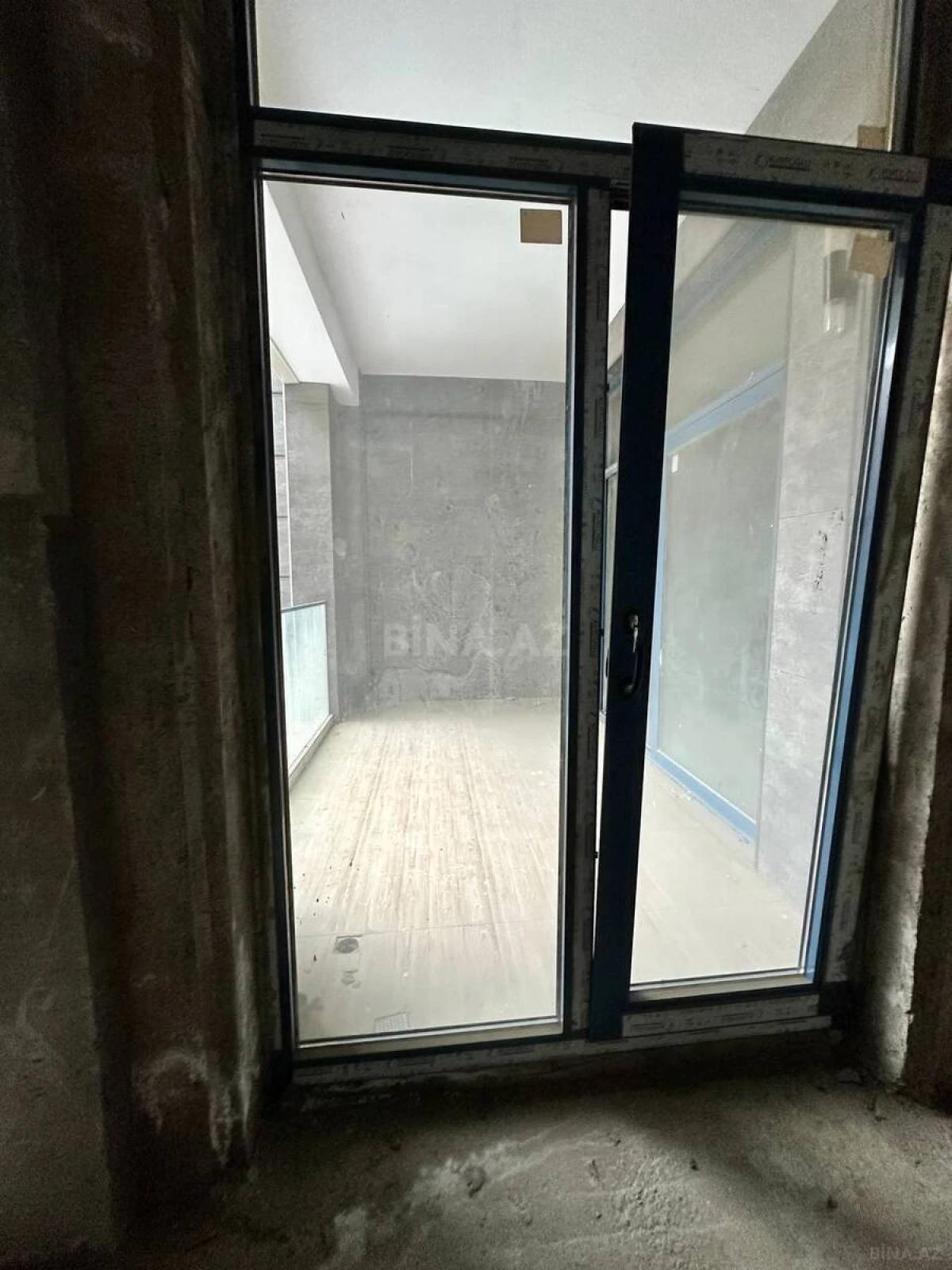 Satılır 5 otaqlı mənzil 261 m²
