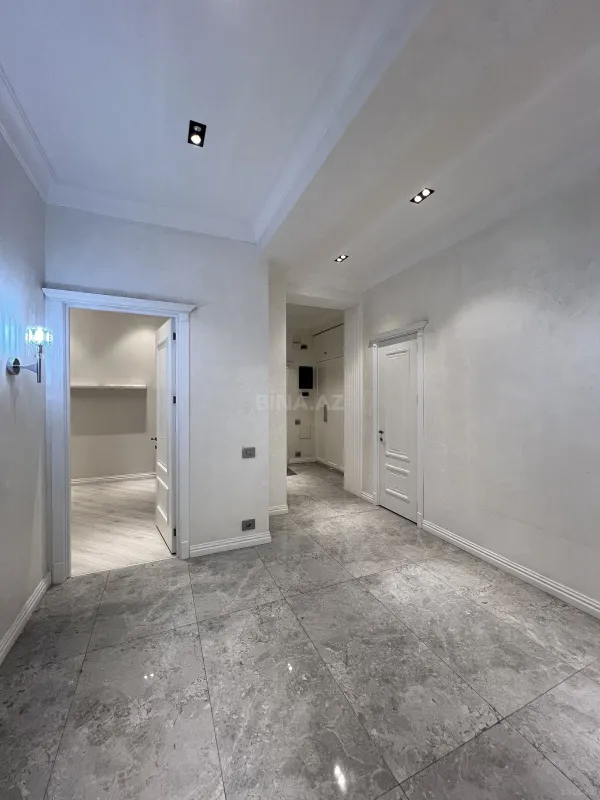 Satılır 3 otaqlı mənzil 136 m²