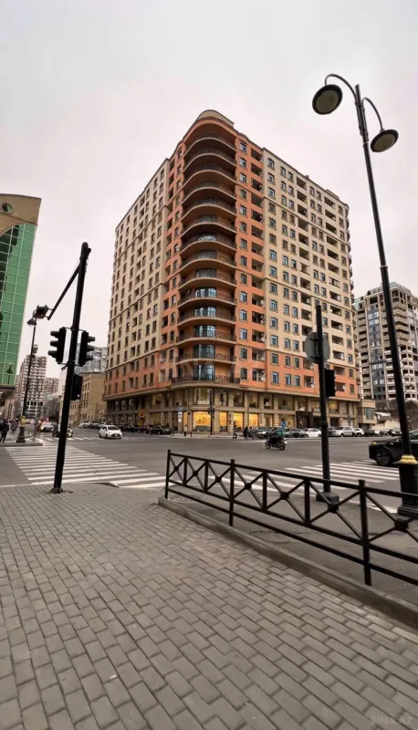Satılır 3 otaqlı mənzil 136 m²
