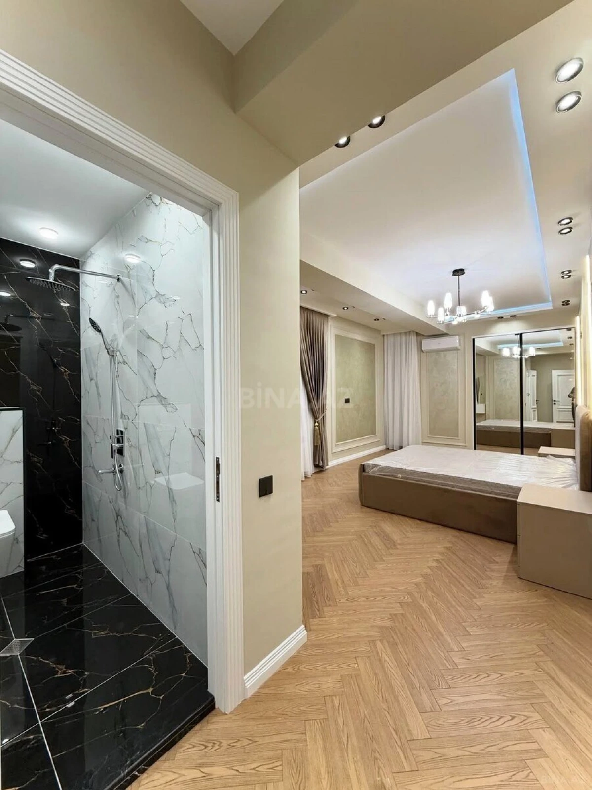 Satılır 4 otaqlı mənzil 138 m²