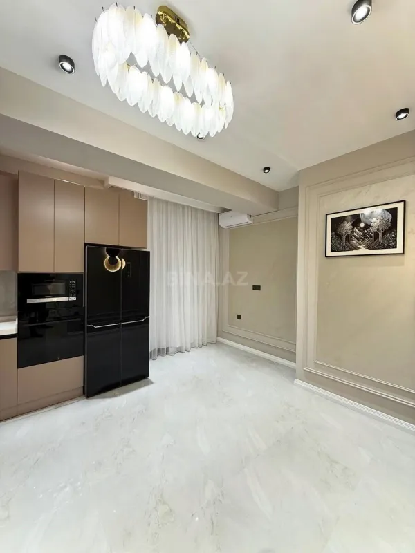 Satılır 4 otaqlı mənzil 138 m²