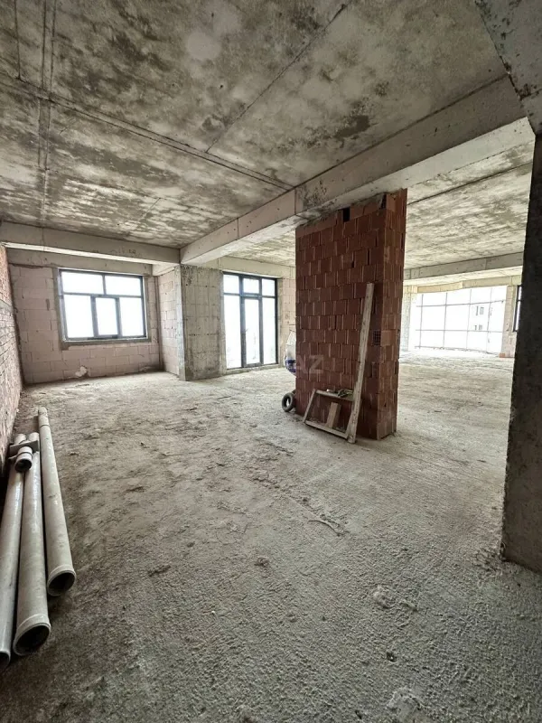 Satılır 3 otaqlı mənzil 147 m²