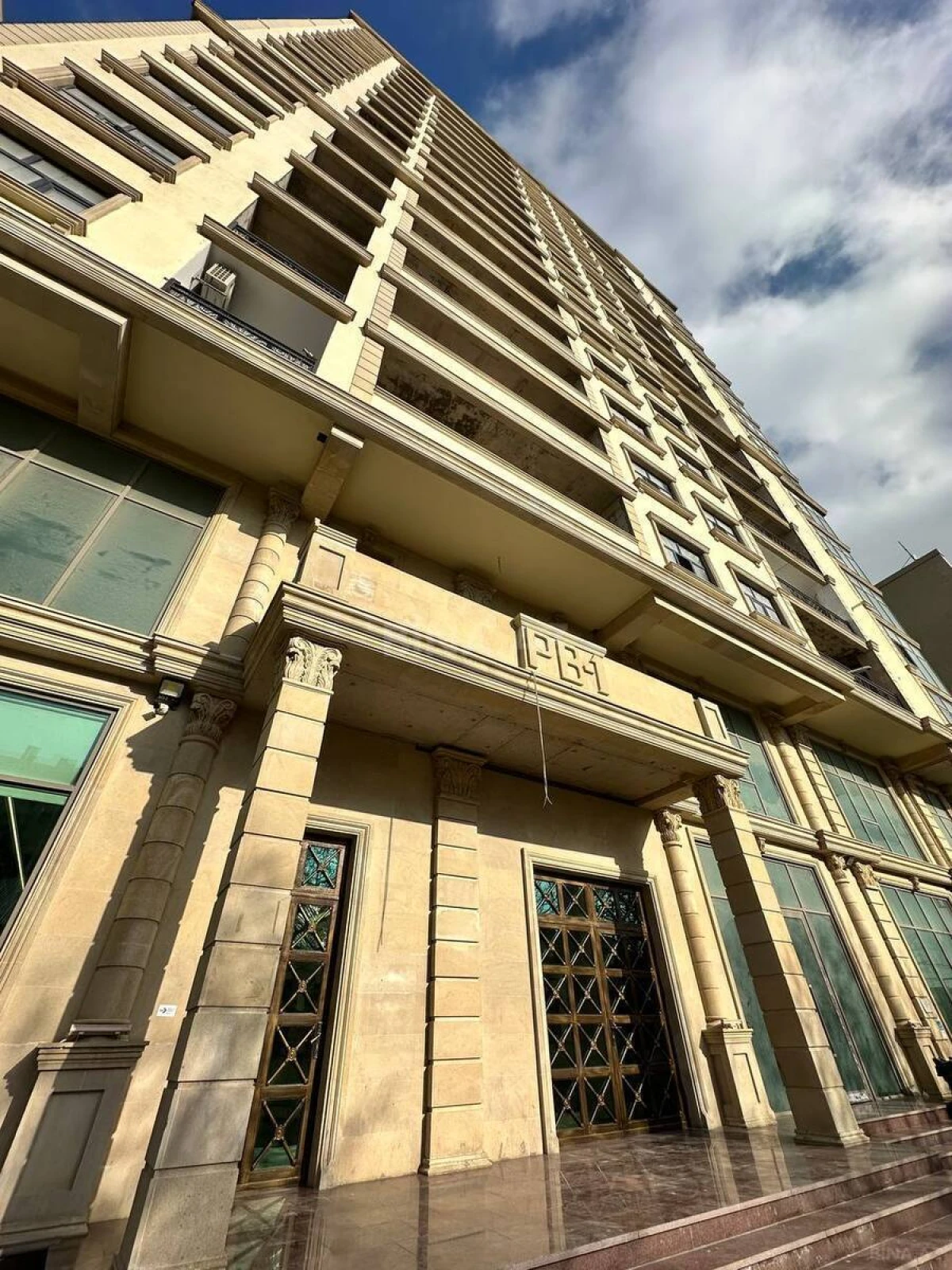 Satılır 3 otaqlı mənzil 147 m²