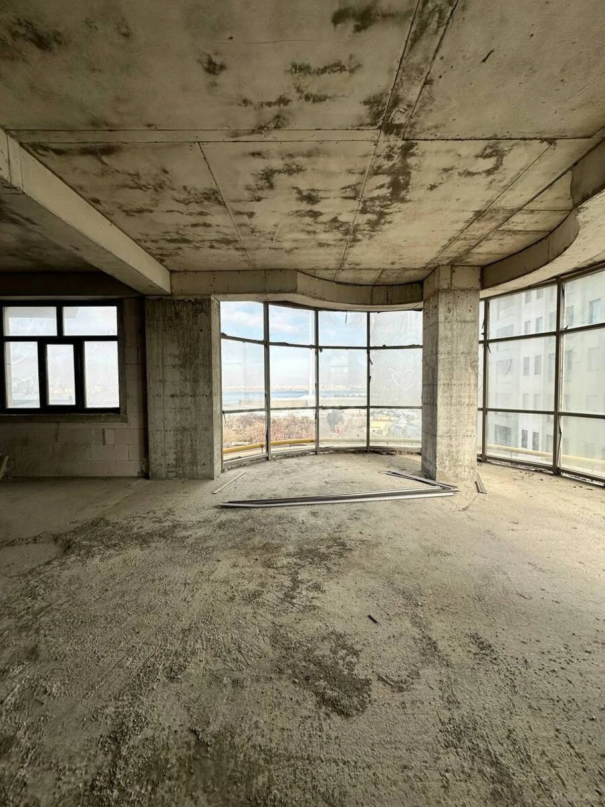 Satılır 3 otaqlı mənzil 147 m²