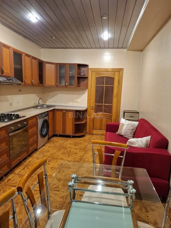 Satılır 4 otaqlı mənzil 180 m²