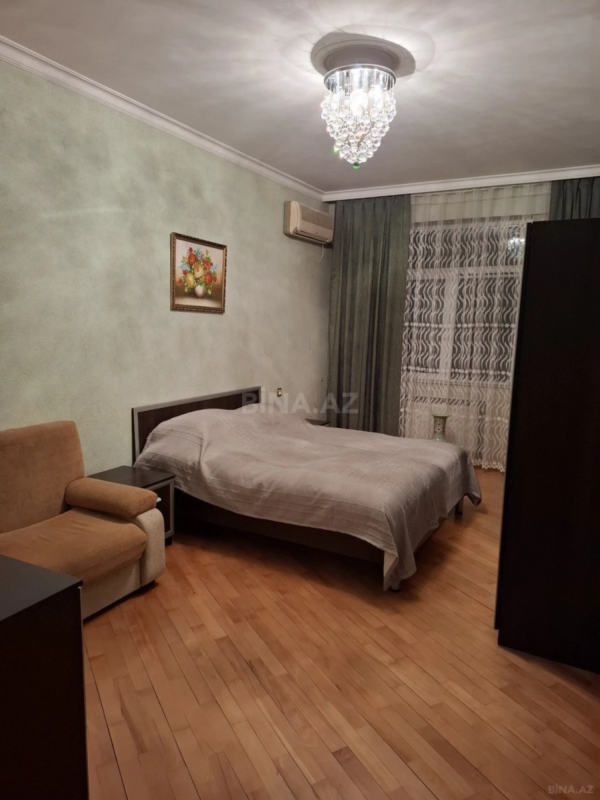 Satılır 4 otaqlı mənzil 180 m²