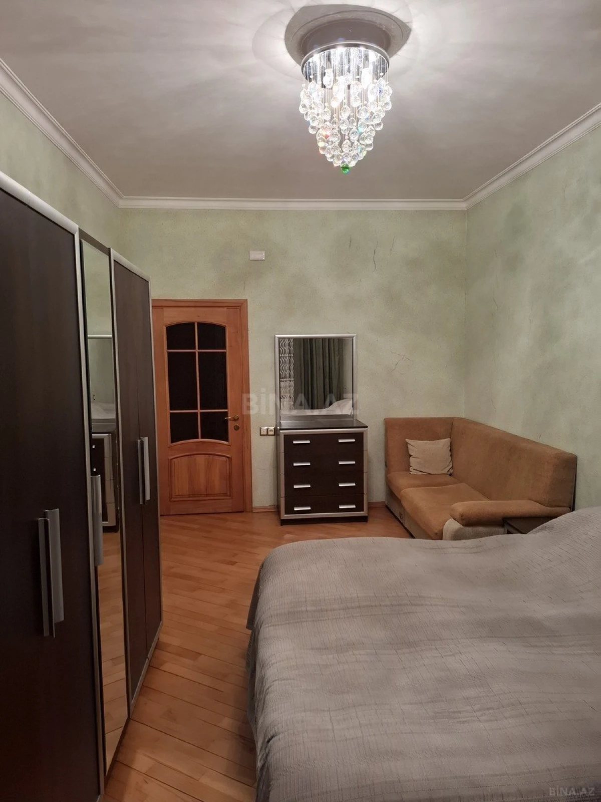 Satılır 4 otaqlı mənzil 180 m²