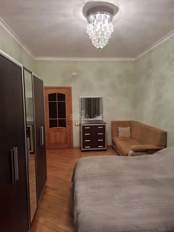 Satılır 4 otaqlı mənzil 180 m²