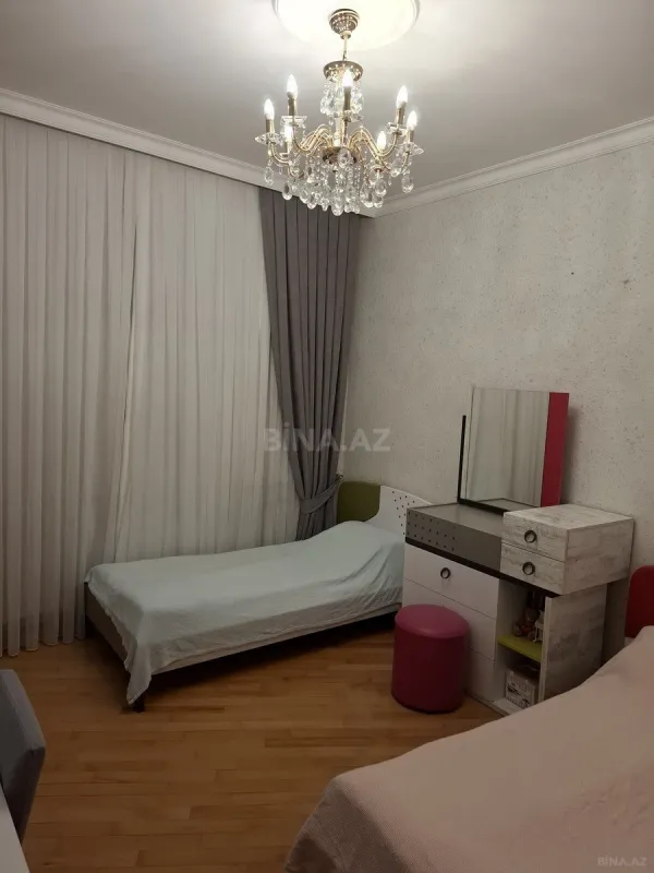 Satılır 4 otaqlı mənzil 180 m²