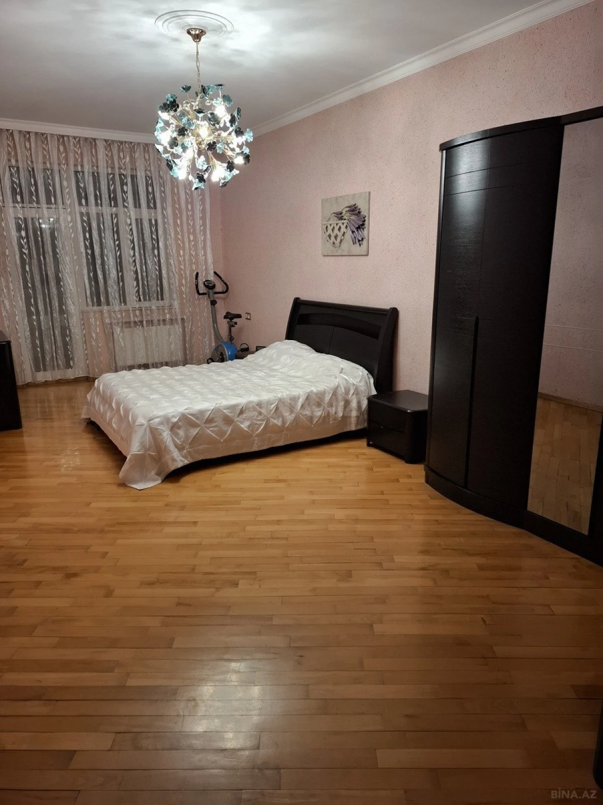 Satılır 4 otaqlı mənzil 180 m²