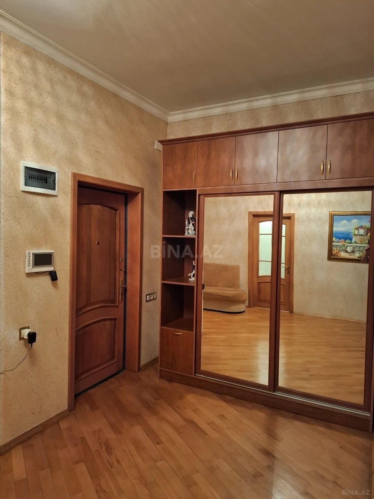 Satılır 4 otaqlı mənzil 180 m²