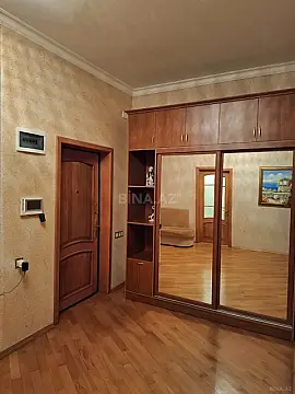 Satılır 4 otaqlı mənzil 180 m²