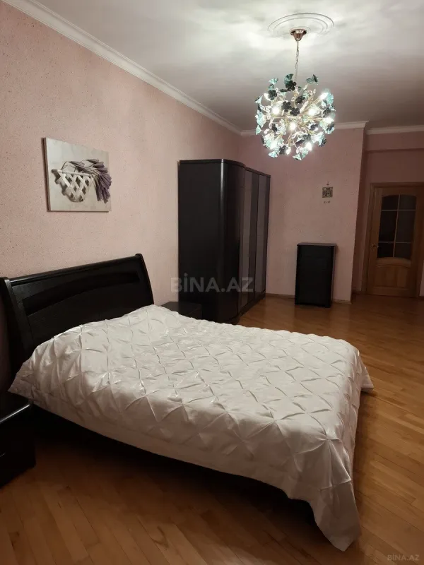 Satılır 4 otaqlı mənzil 180 m²