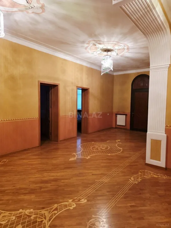 Satılır 8 otaqlı həyət evi 350 m²