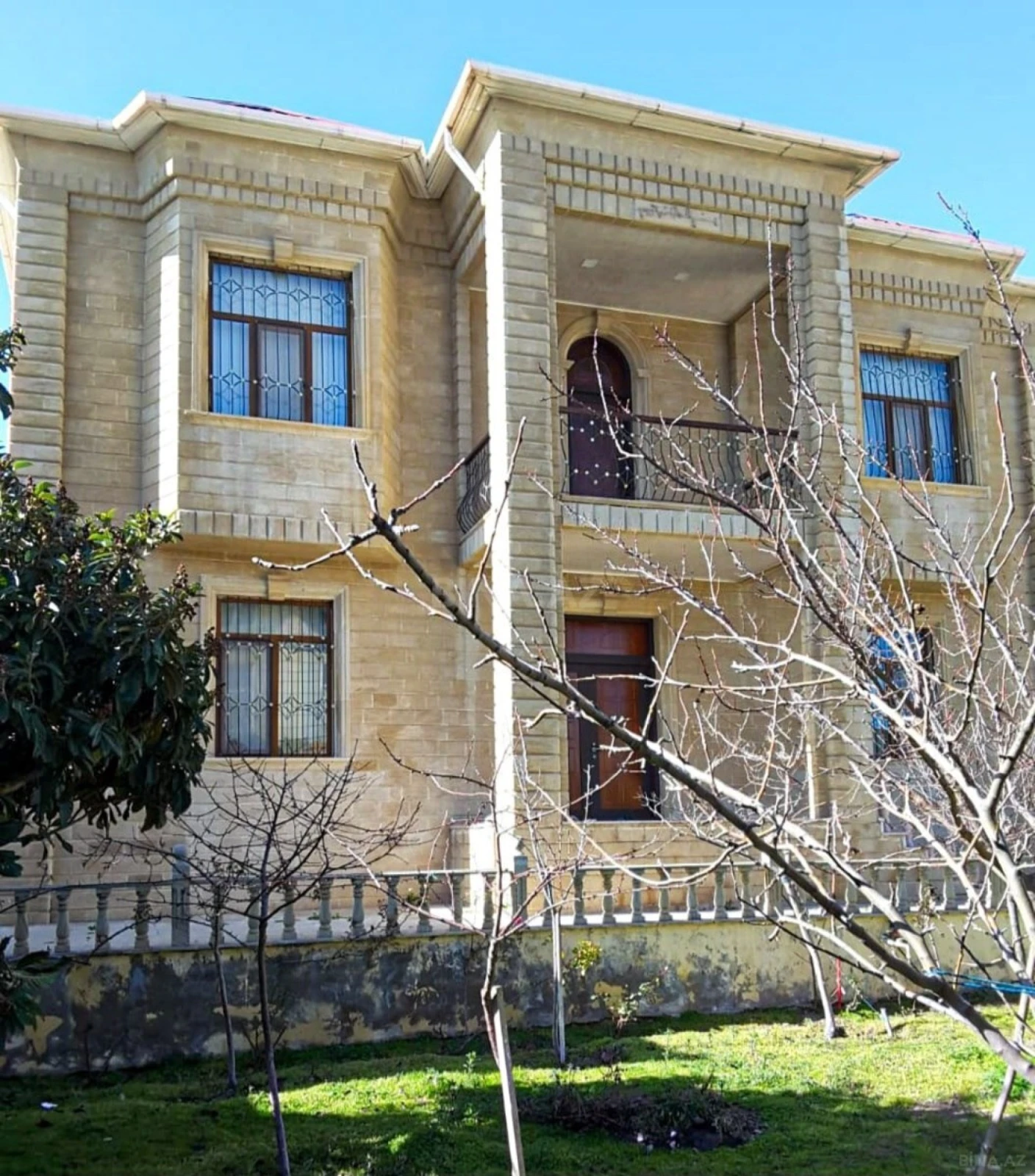 Satılır 8 otaqlı həyət evi 350 m²
