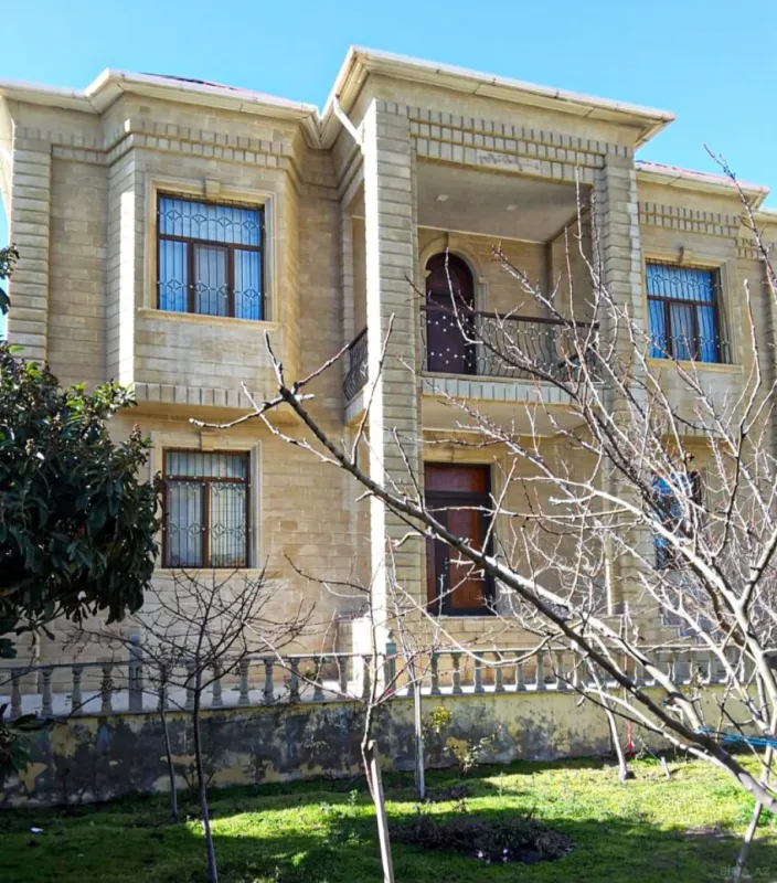 Satılır 8 otaqlı həyət evi 350 m²