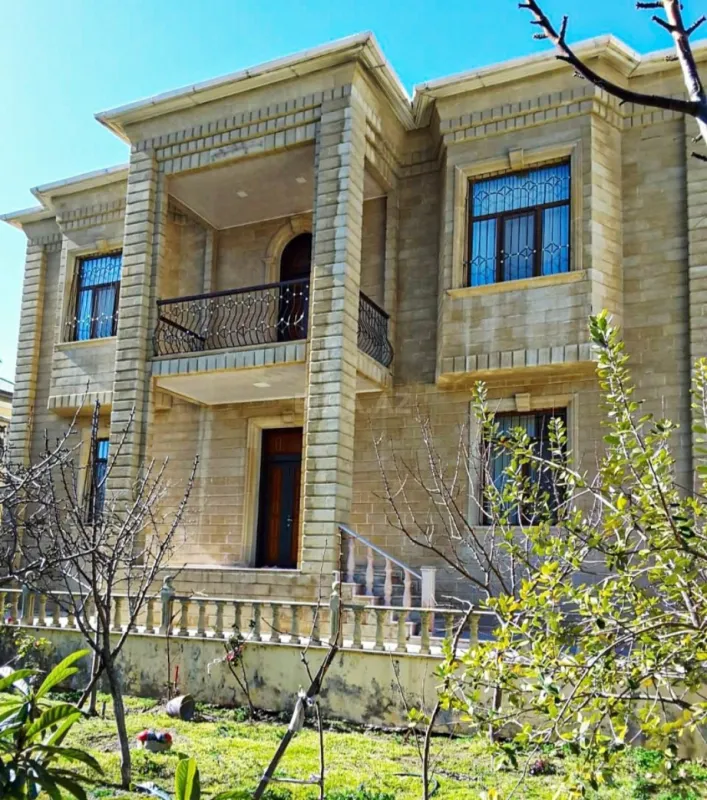 Satılır 8 otaqlı həyət evi 350 m²