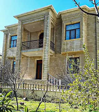 Satılır 8 otaqlı həyət evi 350 m²