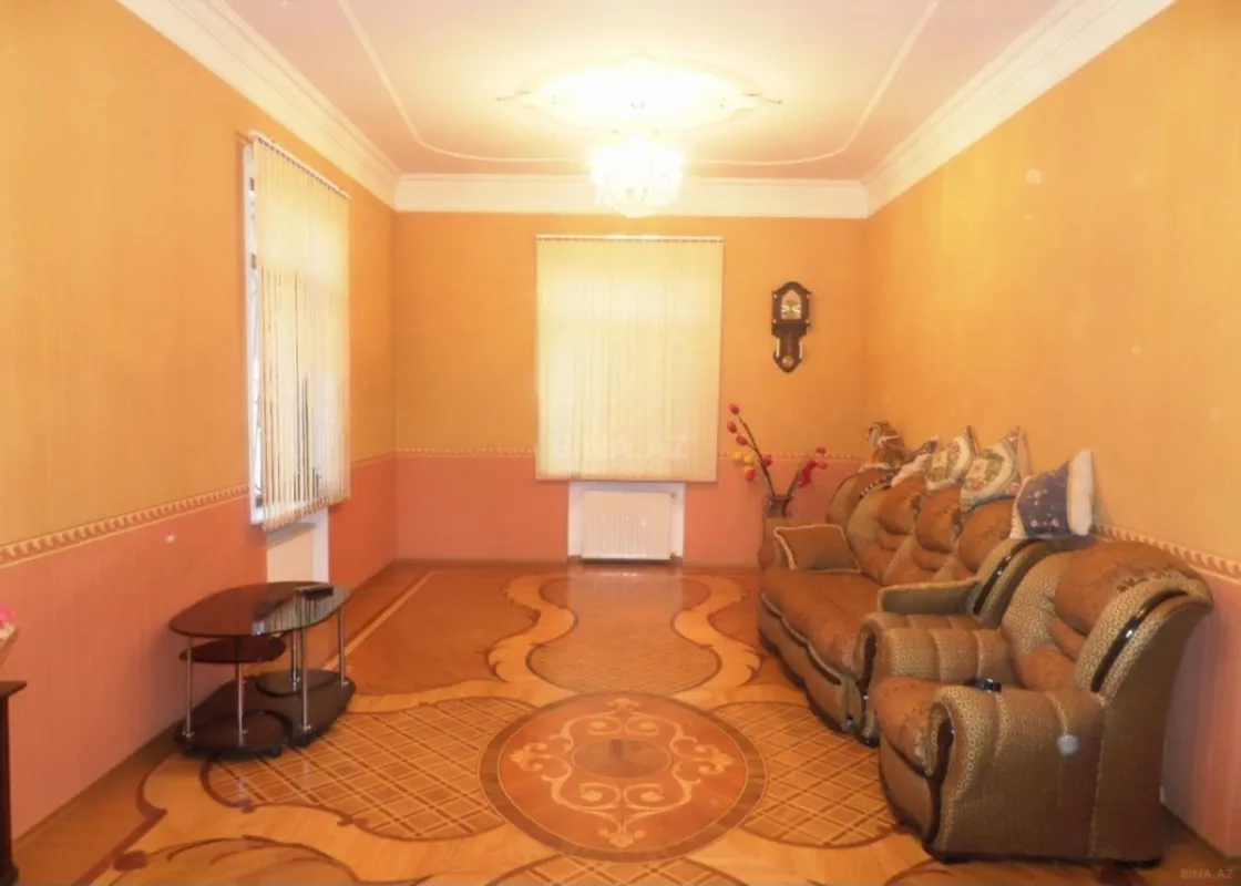 Satılır 8 otaqlı həyət evi 350 m²