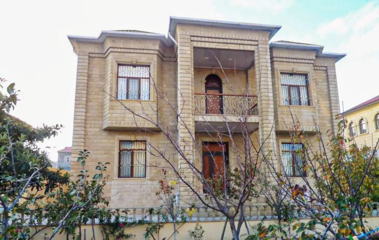 Satılır 8 otaqlı həyət evi 350 m²
