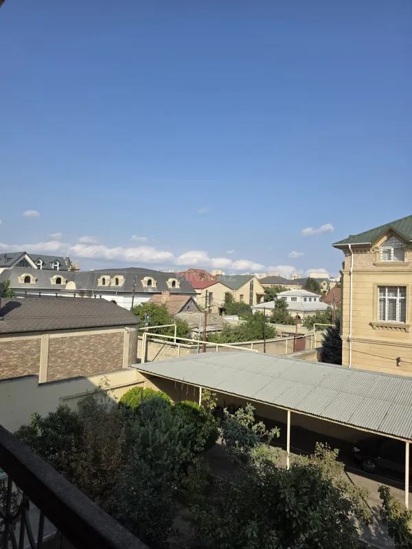 Satılır 8 otaqlı həyət evi 350 m²