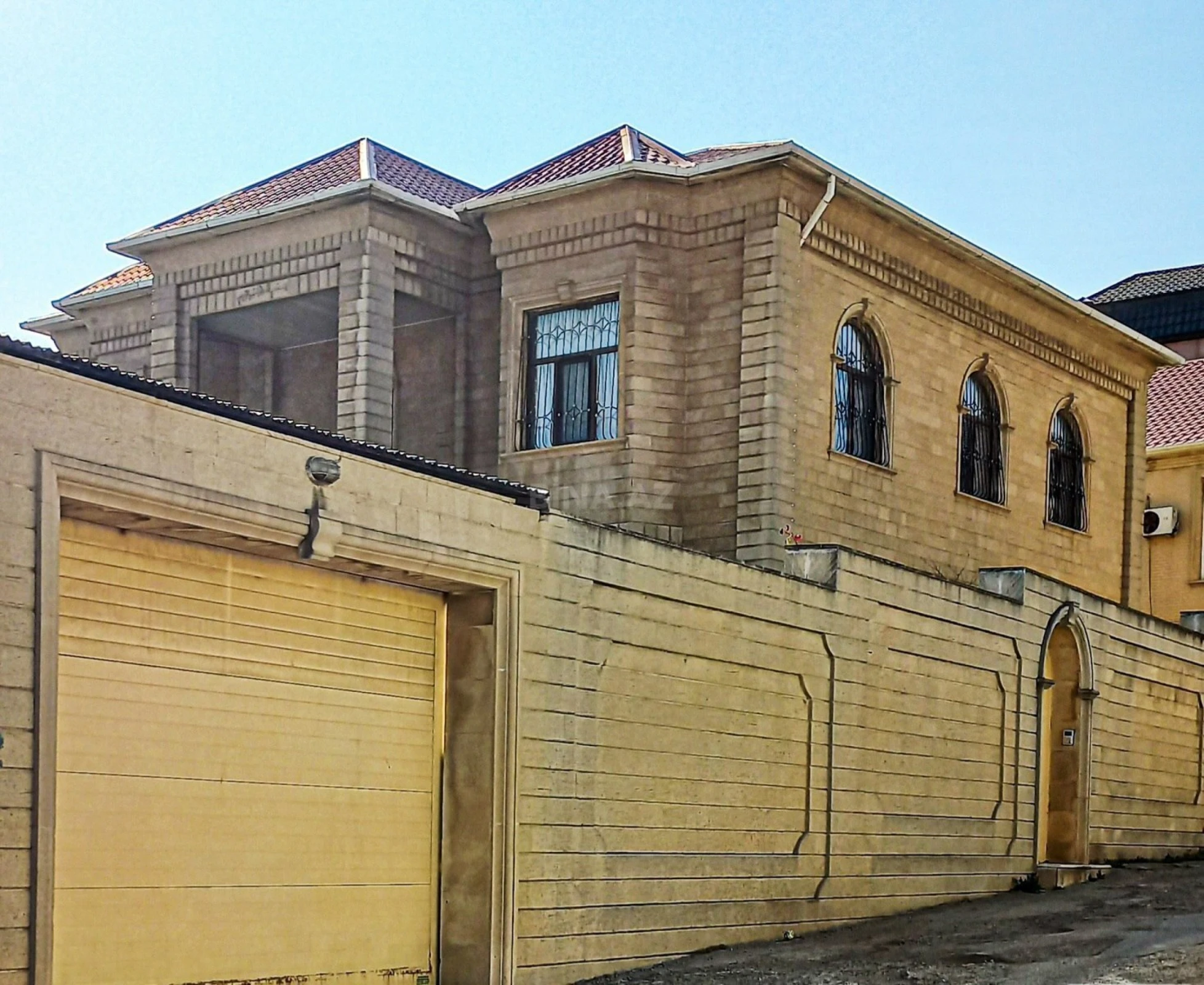 Satılır 8 otaqlı həyət evi 350 m²