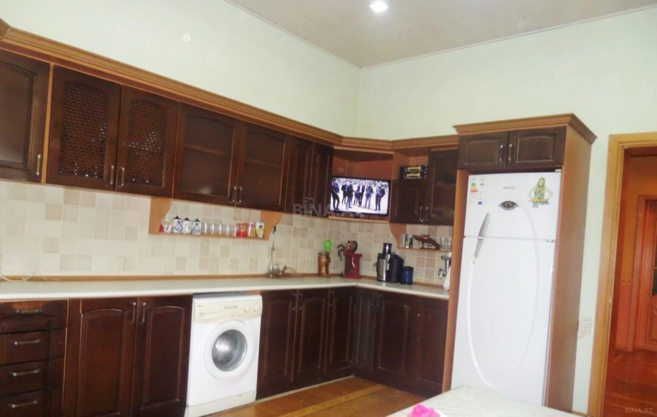 Satılır 8 otaqlı həyət evi 350 m²