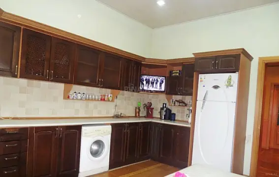 Satılır 8 otaqlı həyət evi 350 m²