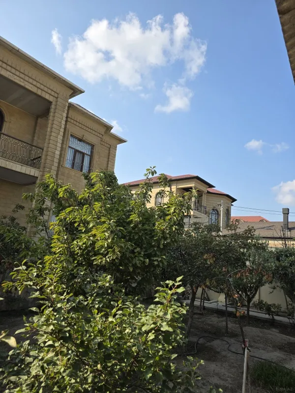 Satılır 8 otaqlı həyət evi 350 m²