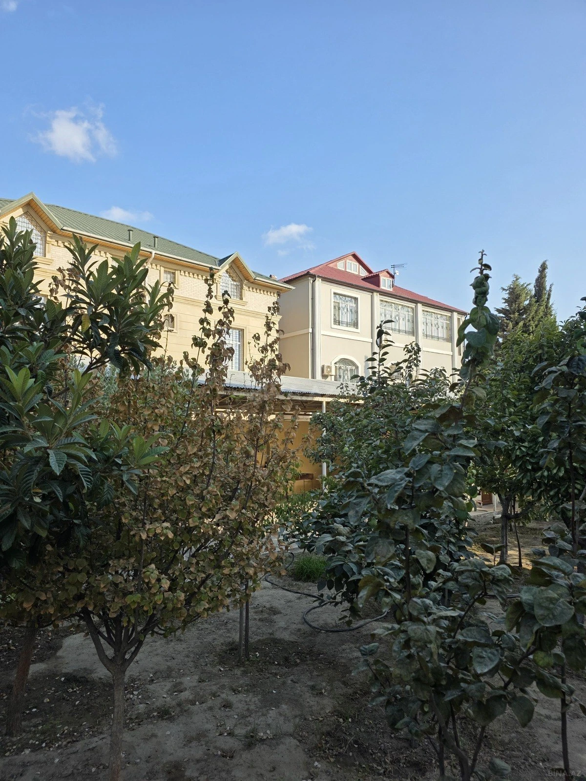 Satılır 8 otaqlı həyət evi 350 m²