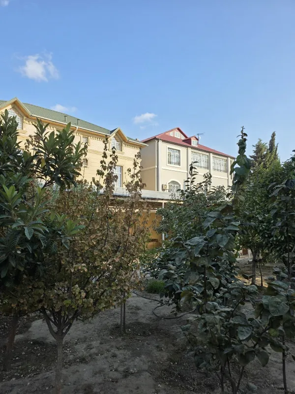 Satılır 8 otaqlı həyət evi 350 m²