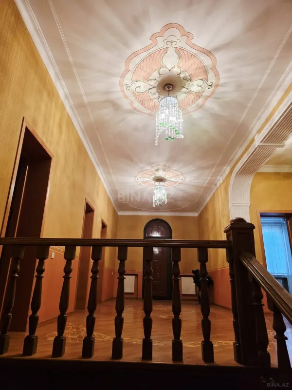 Satılır 8 otaqlı həyət evi 350 m²