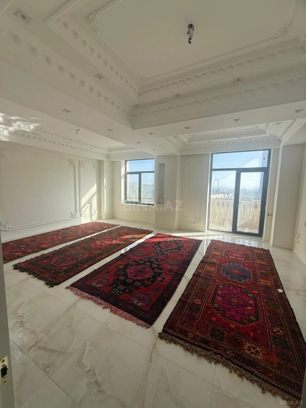 Satılır 5 otaqlı mənzil 200 m²