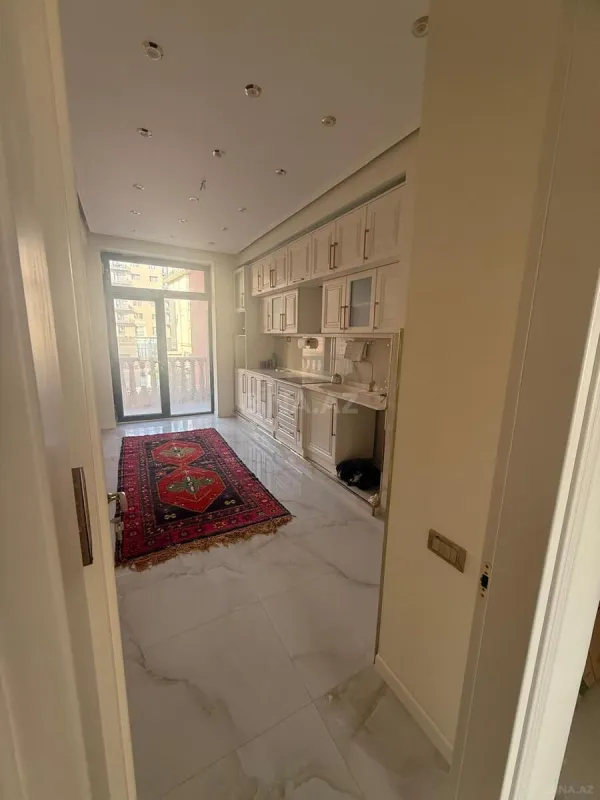 Satılır 5 otaqlı mənzil 200 m²