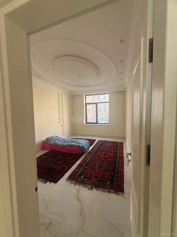 Satılır 5 otaqlı mənzil 200 m²